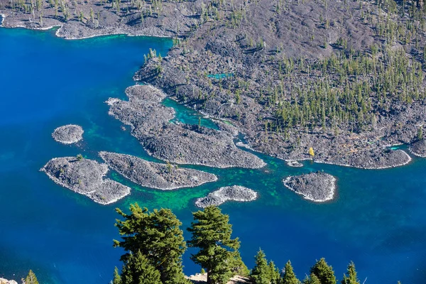 Sihirbazı Adası, krater Gölü ayrıntıları
