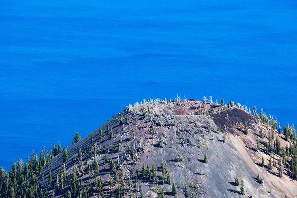 Stożek wulkaniczny Kreator Island w Crater Lake — Zdjęcie stockowe