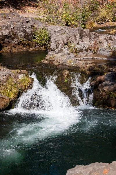 Små vattenfall i solsken — Stockfoto