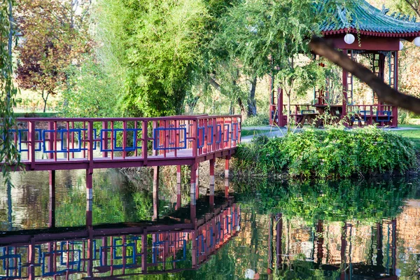 Червоний міст і Gazebo ставком — стокове фото