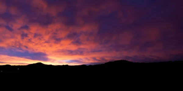 Vibrerande stormig solnedgång — Stockfoto