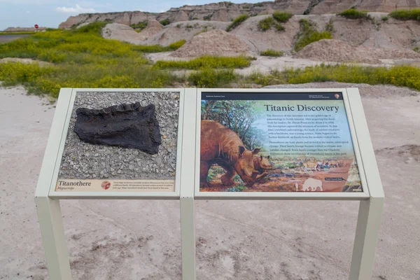 Titanothere Fossil Sign in Badlands National Park — Stock Photo, Image