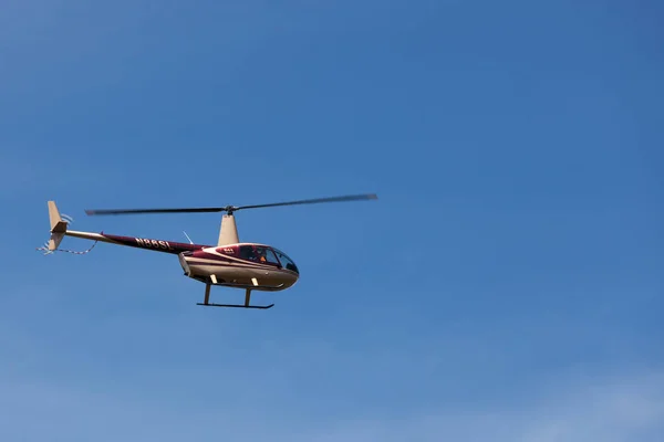 Маленький туристический вертолет — стоковое фото