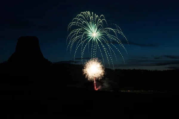 Vuurwerk door Devils Tower — Stockfoto