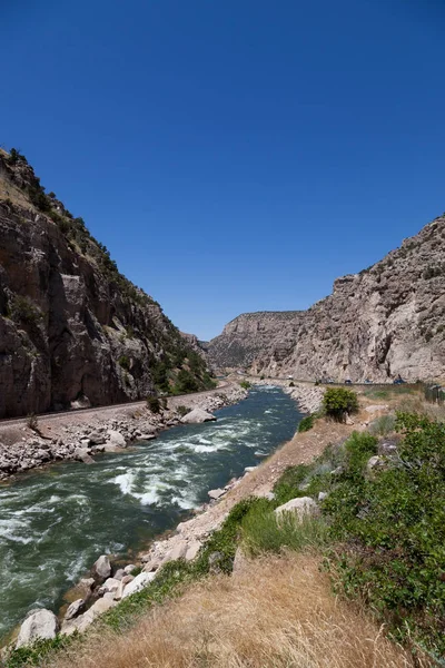 Wind River Canyon Railway, Rio e Estrada — Fotografia de Stock