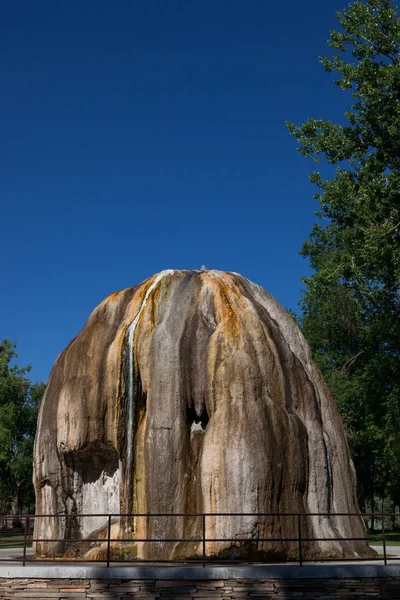 Tipi-Brunnen im staatlichen Park der heißen Quellen — Stockfoto