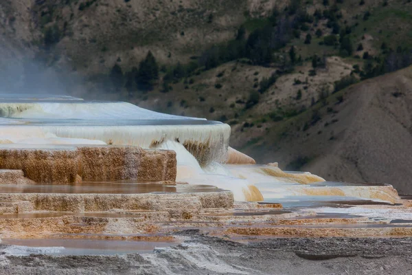 Mammoth hot springs tarasy — Zdjęcie stockowe