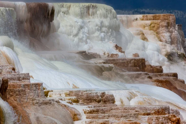 Mammoth hot springs tarasy — Zdjęcie stockowe