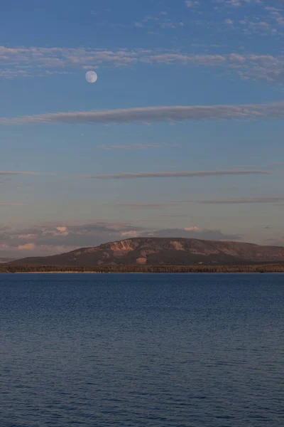 Lua sobre Yellowstone Lake — Fotografia de Stock