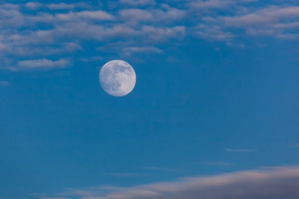 Pleine lune au coucher du soleil — Photo