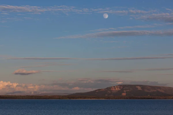 Moon Over Yellowstone Lake — Stock fotografie
