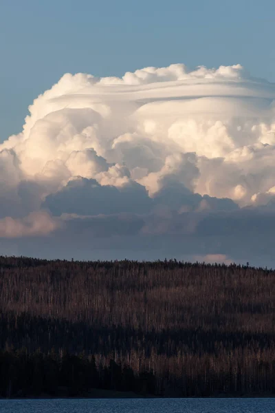 Dynamische Gewitterwolken bei Sonnenuntergang — Stockfoto