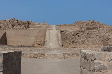 Lima 'nın güneydoğusundaki Pachacamac arkeoloji sahasındaki Güneş Tapınağı' na giriş..