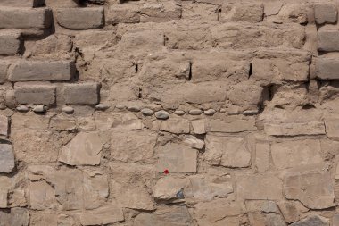 Pachacamac, Lima 'da çamur tuğla ve kaya inşaatı. Yenileme ve kazma işlemi devam ederken