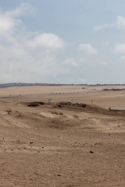 Lima, Peru 'nun güneydoğusundaki Pachacamac arkeolojik kompleksinde çöl kumlarıyla kaplı duvarlar..