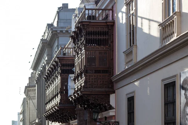 Beaux Balcons Bois Avec Des Détails Complexes Dans Centre Ville — Photo