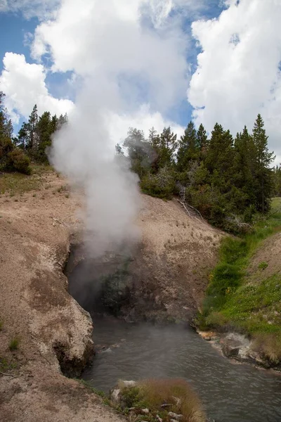 位于怀俄明州黄石公园的龙口泉洞口 冒出大量蒸汽 — 图库照片