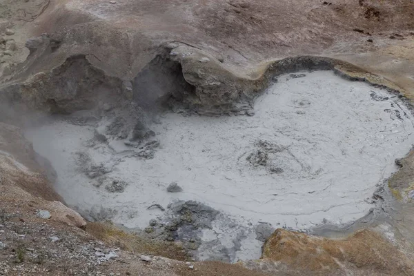 黄石公园里一个充满蒸汽和硫磺气味的发泡的泥泞地热水池 — 图库照片