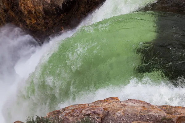 当绿水从怀俄明州黄石公园的悬崖上陡然落下来时 黄石河下游瀑布的顶部 — 图库照片