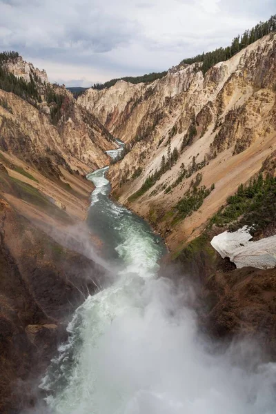 Guardando Giù Fiume Yellowstone Dalla Cima Lower Falls Mentre Nebbia — Foto Stock