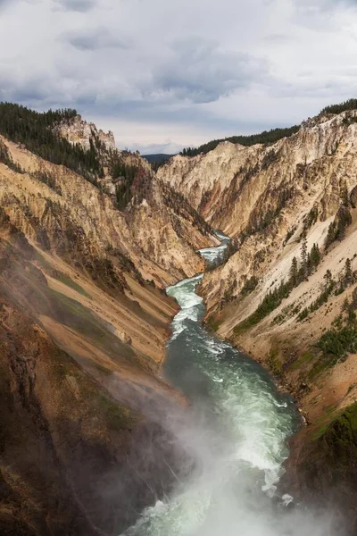 Mirando Por Río Yellowstone Desde Cima Lower Falls Mientras Sube — Foto de Stock