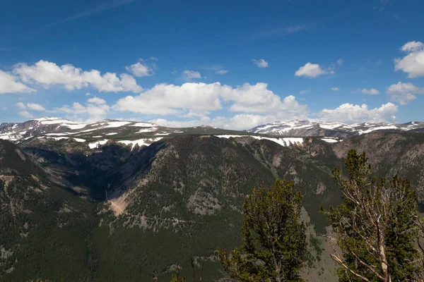 Uma Paisagem Montanhas Montana Ainda Coberta Manchas Neve Verão Como — Fotografia de Stock