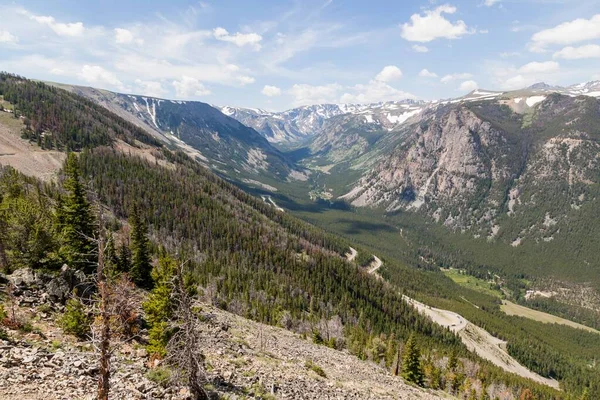 Krajobraz Gór Montana Nadal Pokryte Płatkami Śniegu Lecie Jak Widać — Zdjęcie stockowe