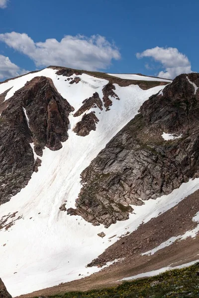 Paso Montaña Cubierto Nieve Con Senderos Snowboarders Extremos Verano Largo — Foto de Stock