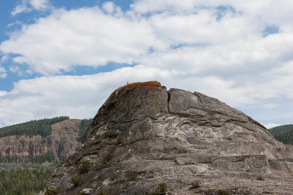 Den Stora Kalciumkarbonatbildningen Soda Butte Som Gjordes Geotermiskt Källvatten Yellowstone — Stockfoto