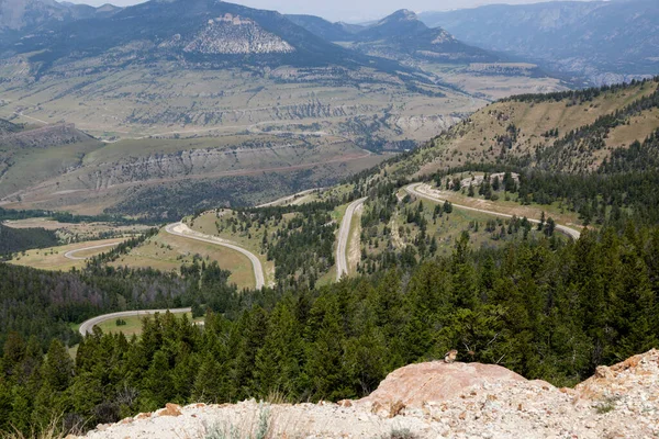 从怀俄明州黄石公园的印第安人死亡俯瞰处俯瞰山下的山谷和296号公路 — 图库照片