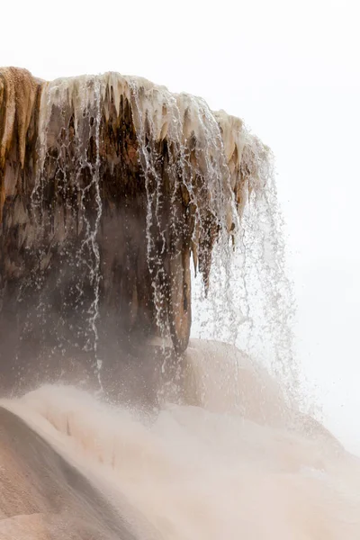 Cascate Acqua Calda Largo Una Caratteristica Travertino Con Stalattiti Pendenti — Foto Stock