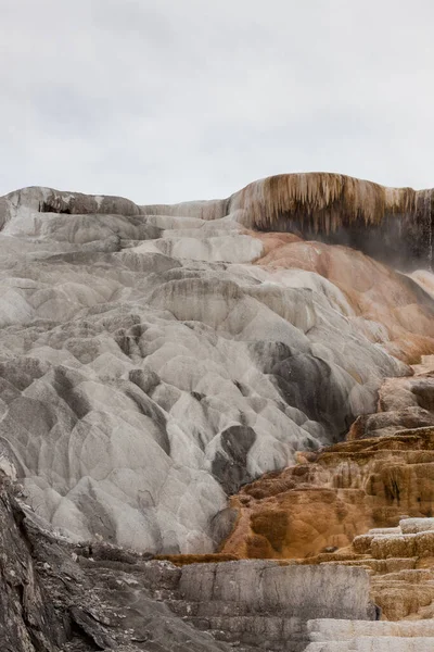 Travertijn Terrassen Van Mammoet Hot Springs Met Felle Kleuren Van — Stockfoto