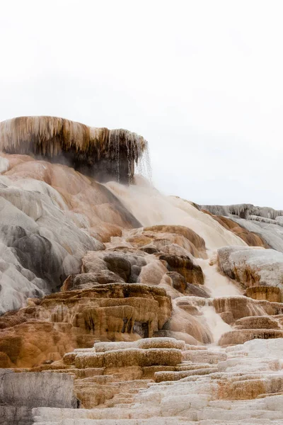 Las Terrazas Travertinas Mammoth Hot Springs Con Colores Brillantes Bacterias —  Fotos de Stock