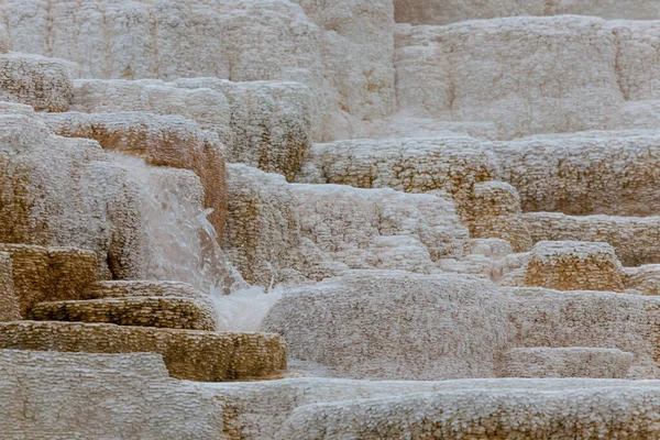 Acqua Calda Spruzzata Formazioni Terrazze Travertino Costruite Batteri Minerali Mammoth — Foto Stock