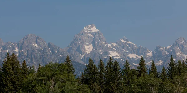 Das Grand Teton Gebirge Mit Schneeflächen Und Einem Dichten Dunst — Stockfoto