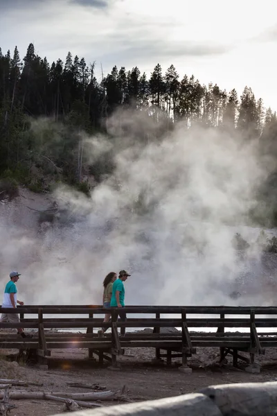 Yellowstone National Park Usa Juli 2014 Toeristen Een Promenade Zoek — Stockfoto