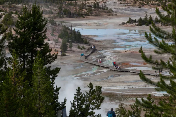 Parque Nacional Yellowstone Julio 2014 Grupo Turistas Caminando Por Sendero — Foto de Stock