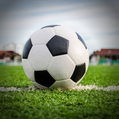 Futbol topu futbol sahası yeşil çimenlerin üzerinde.