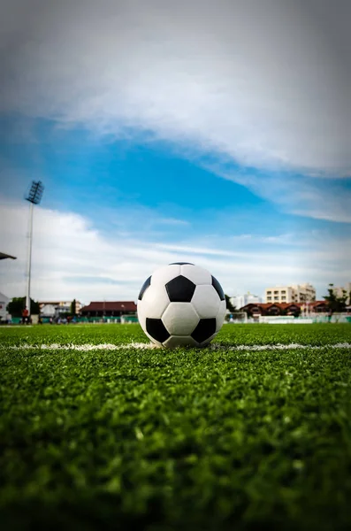 Ballon de football sur l'herbe verte du terrain de football . — Photo