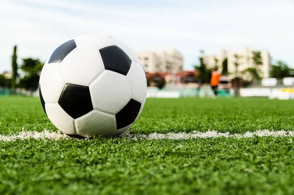 Soccer ball on the green grass of Soccer field. — Stock Photo, Image