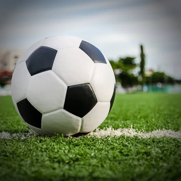 Soccer ball on the green grass of Soccer field. — Stock Photo, Image