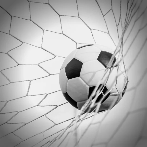 Fotboll Fotboll i netto med fältet sky målet. — Stockfoto