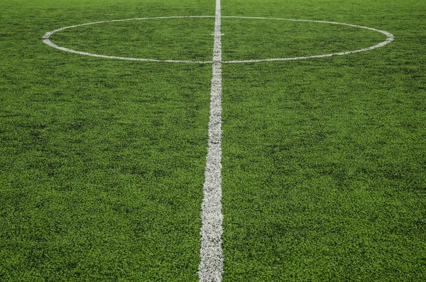 Voetbal voetbal op de lijn van het voetbalveld. — Stockfoto