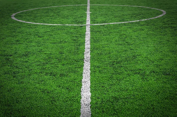 Voetbal voetbal op de lijn van het voetbalveld. — Stockfoto