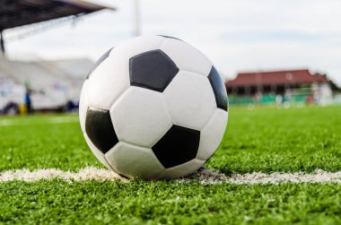 Futbol futbol futbol sahası yeşil çimenlerin üzerinde.