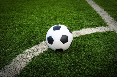 Futbol futbol futbol sahası yeşil çimenlerin üzerinde.