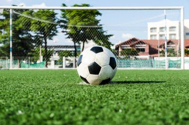 Futbol futbol futbol sahası yeşil çimenlerin üzerinde.