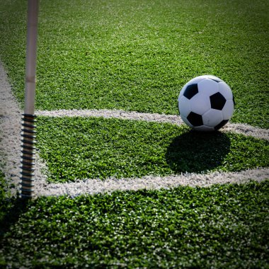 Futbol futbol için köşe köşe satırda tekme.