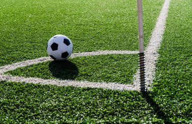 Futbol futbol için köşe köşe satırda tekme.