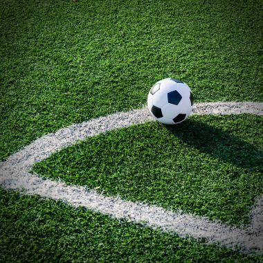 Futbol futbol için köşe köşe satırda tekme.